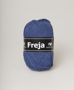 Freja Jeansblå - 268 Freja 100% Akryl Garntorget Svarta Fåret. Freja akrylgarn finns i många vackra färger och nyanser ett perfekt garn för den som är känslig mot ull.Freja finns i många härliga färger, klara färger som glädjer omgivningen. Kvalitén är hög. Garnet passar till stickade tröjor, mössor, vantar, halsdukar. Till både vuxna och barn. Det är en behaglig tjocklek på garnet. Dessutom är det ett billigt garn. När ett akrylgarn är som bäst.Freja är ett mjukt akrylgarn som funnits i över 25 år. Passar lika bra till baby & barn som till vuxenplagg. Finns i många färger. Kvalitet: 100% Akryl Storlek på nystan: 50 gram= 130m Rekommenderade stickor. 4 mmMasktäthet: 10 x 10 cm= 20m x 29vMaskintvätt 40° skontvätt, plantorkning. Sticka,Virka, Kofta ,Tröja,Damslipover,Barntröja,Babyjacka,Tunika,Barnkofta,Mössa,Vantar,Pippitröja.