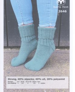 Strong Sockor 2646 Garntorget 40% alpacka 40% ull 20% polyamid Sockor Garntorget Storlek:                      2-4 (6-8) 10-12 år (dam) (herr) Garnåtgång:                   1    (2)    2 (2) 3 nystan Strumpstickor: Svarta Fåret 3 mm