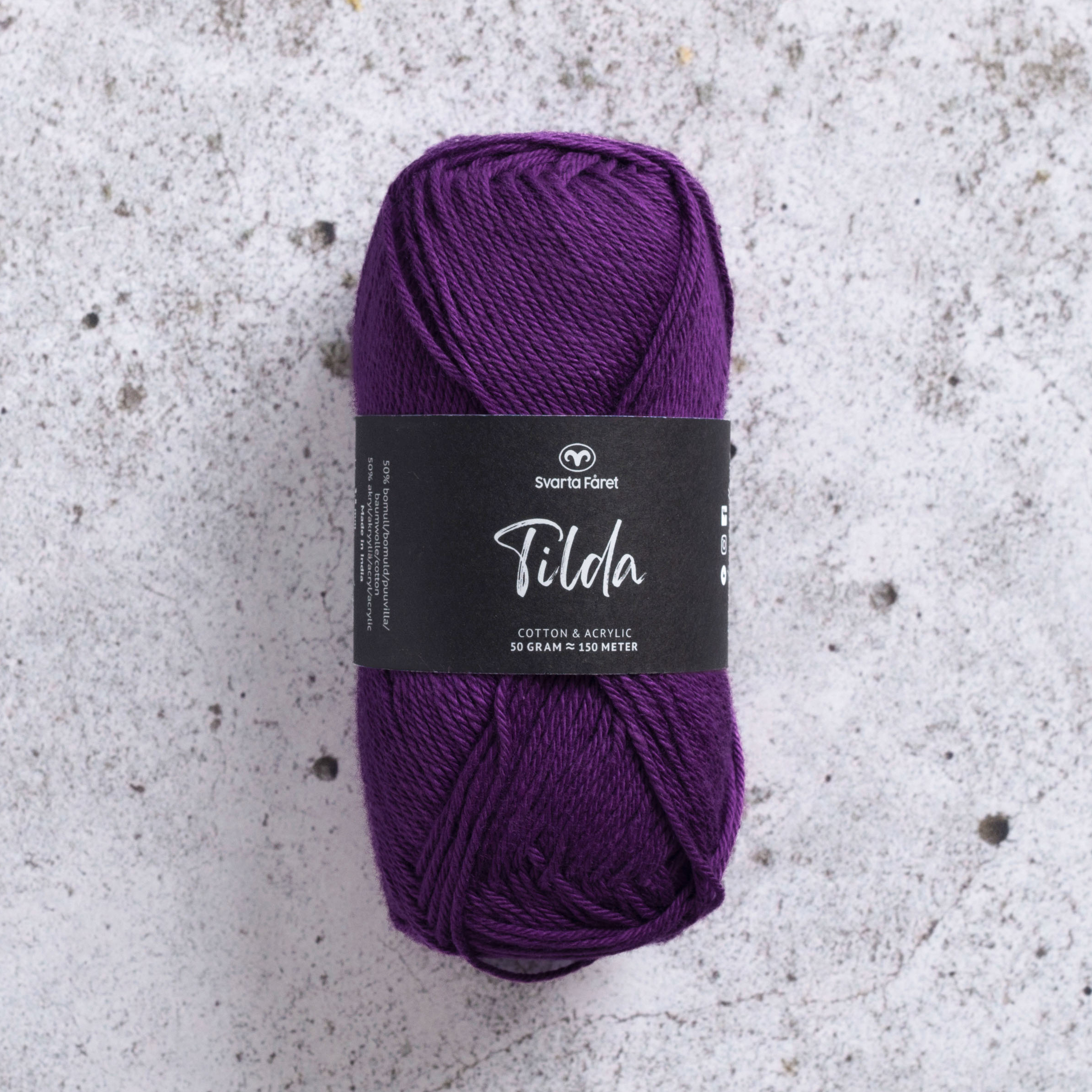 Tilda färg Lunar Purple - 593 Garntorget Svarta Fåret är ett mycket populärt blandgarn med kvalitéten 50% Bomull och 50% Akryl. Dessutom mycket slitstarkt. Du kan använda Tilda-garn till att sticka allt möjligt. Till exempel mössor, koftor och babyplagg. Dessutom är garnet slitstarkt och ger dig därmed en lång hållbarhet.Tilda är ett mycket omtyckt garn som funnits i 25 år.Passar lika bra till stickning som virkning. Storlek på nystan: 50 gram= 150m. Rekommenderade stickor: 3½ mmMasktäthet: 10 x 10 cm= 26m x 35vMaskintvätt 40° skontvätt, plantorkning.